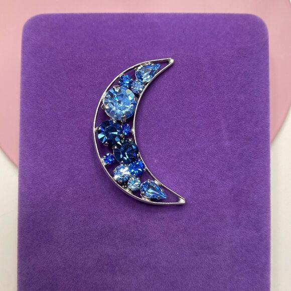 💛 Silver Tone Blue Crystal Crescent Moon Brooch - Picture 2 of 5